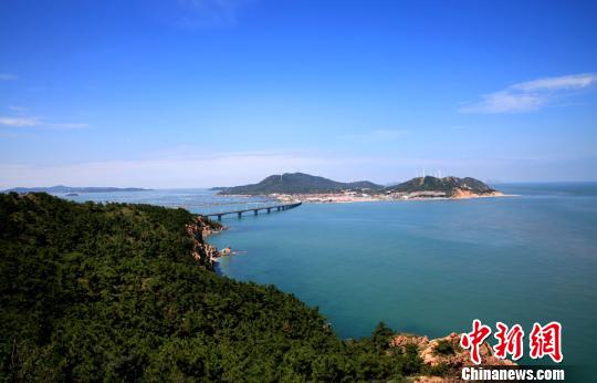 煙臺(tái)環(huán)境優(yōu)美、氣候宜人,遍布的海水浴場(chǎng)、濱海觀光景點(diǎn)為游艇帆船產(chǎn)業(yè)發(fā)展創(chuàng)造了條件。(資料圖) 楊兵 攝