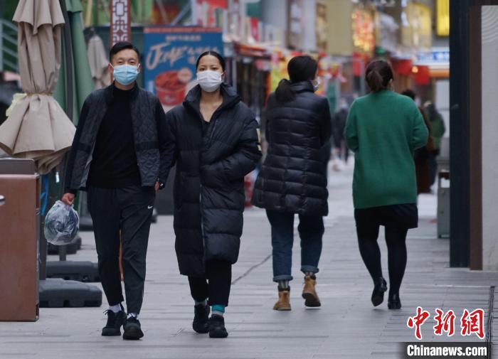 圖為市民穿羽絨服出行?！●R銘言 攝