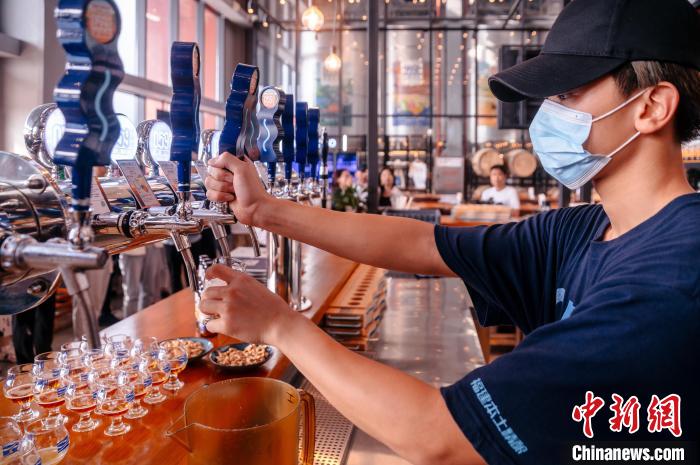 圖為百威雪津啤酒莆田基地工作人員正在打酒?！±钅宪?攝